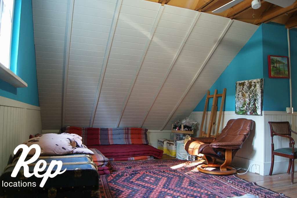 Habitación con techo abuhardillado